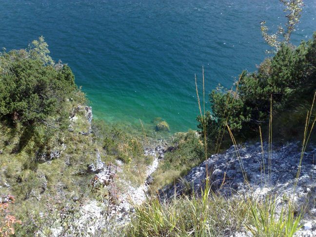 Unter sich der tiefe grn-blaue Achensee